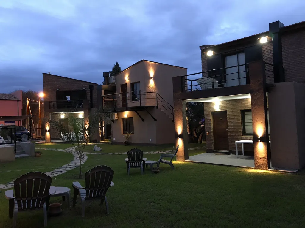 Cabañas de dos plantas iluminadas al atardecer, Cabañas Loma Maluc, Merlo