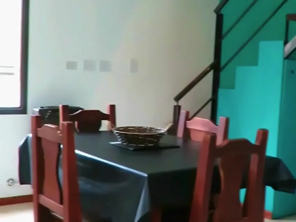 Living comedor con la escalera a la planta alta, Cabañas Loma Maluc, Merlo
