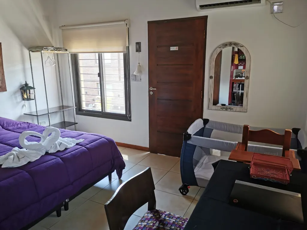 Dormitorio matrimonial con practicuna, Cabañas Loma Maluc, Merlo
