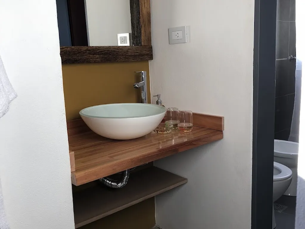 Baño con bacha de apoyo, Cabañas Loma Maluc, Merlo