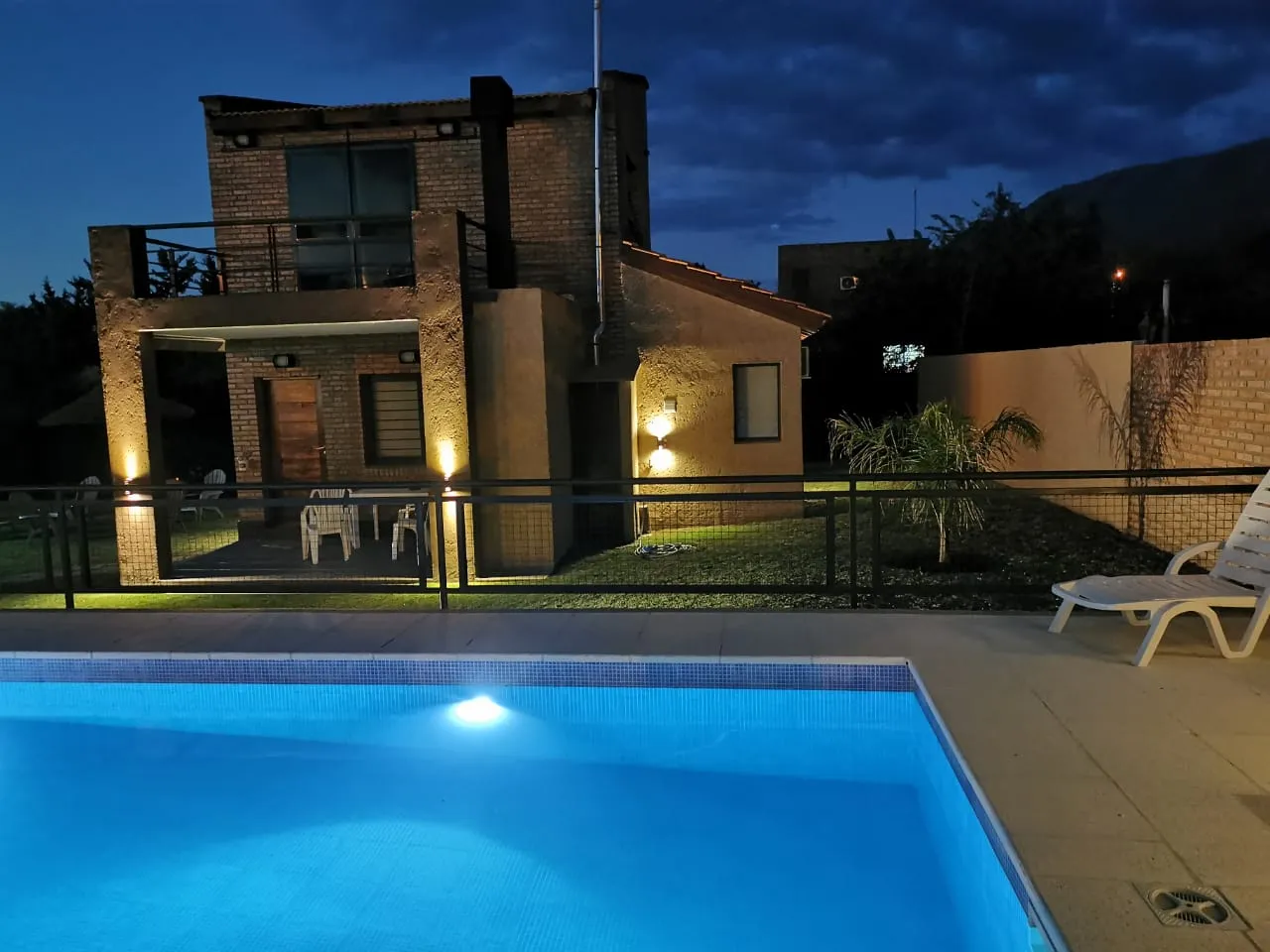 La pileta iluminada de noche